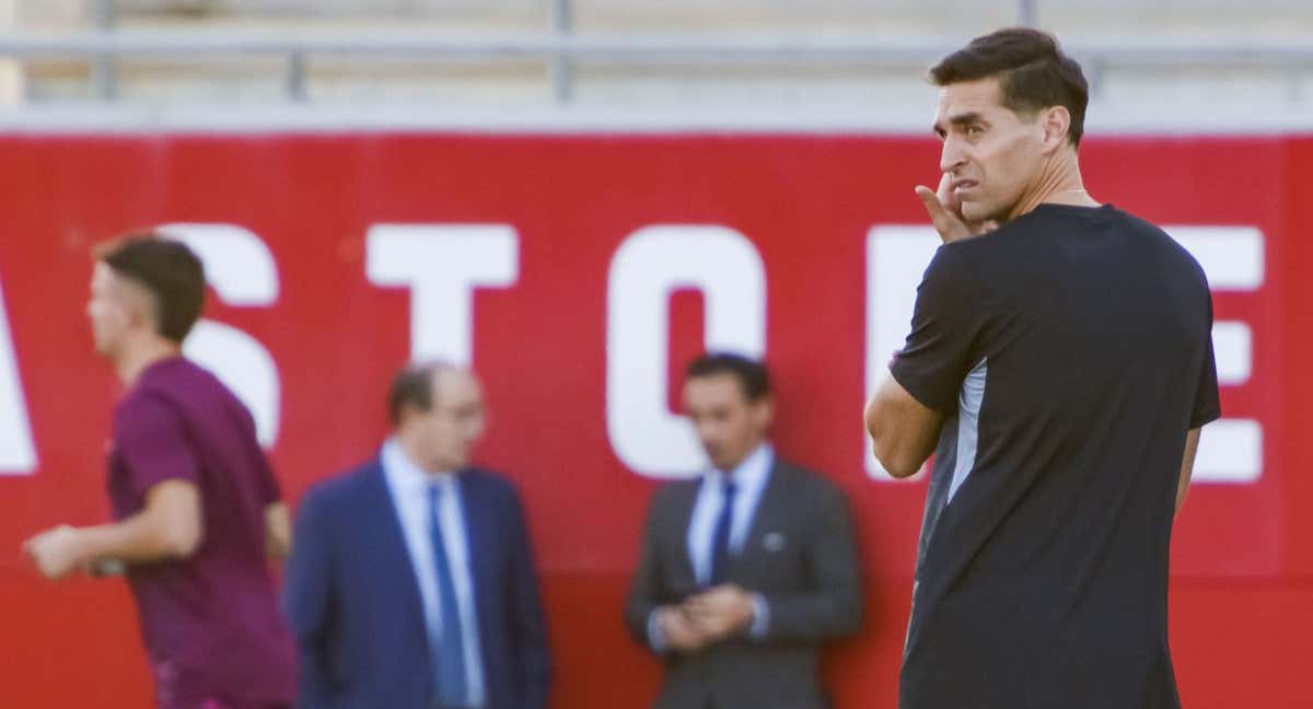 Diego Alonso, en su primer entrenamiento./EFE/ Raúl Caro