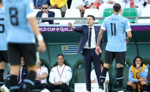 Diego Alonso entrenando a Uruguay en el pasado Mundial.  AFP