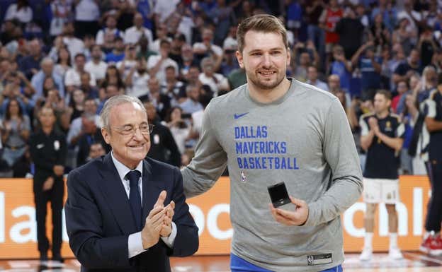 Luka Doncic recibe la insignia de oro del Real Madrid de manos de Florentino Pérez.  EFE