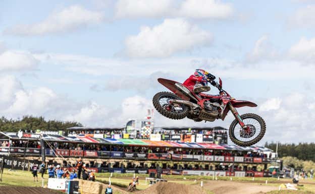 Jorge Prado ejecuta un salto en el GP de Gran Bretaña 2023 de MXGP.  J. P. Acevedo