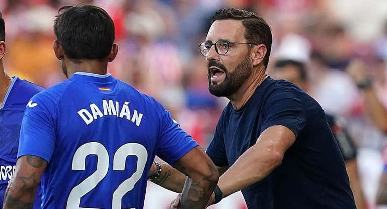 Bordalás da instrucciones a Damián.