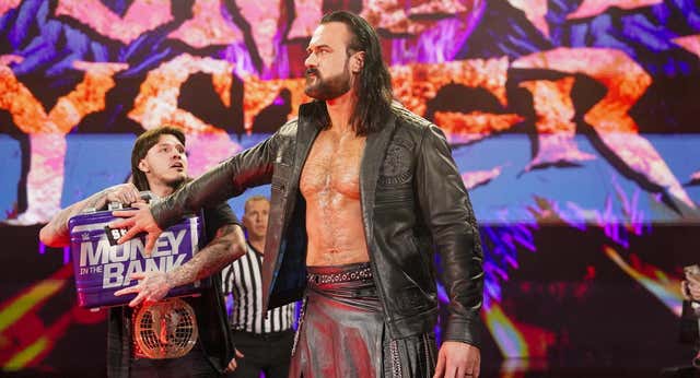 Drew McIntyre reta y salva a Seth Rollins