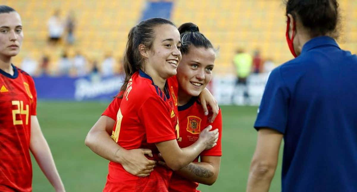 Rosa Márquez abraza a Claudia Pina en su debut con la Selección.