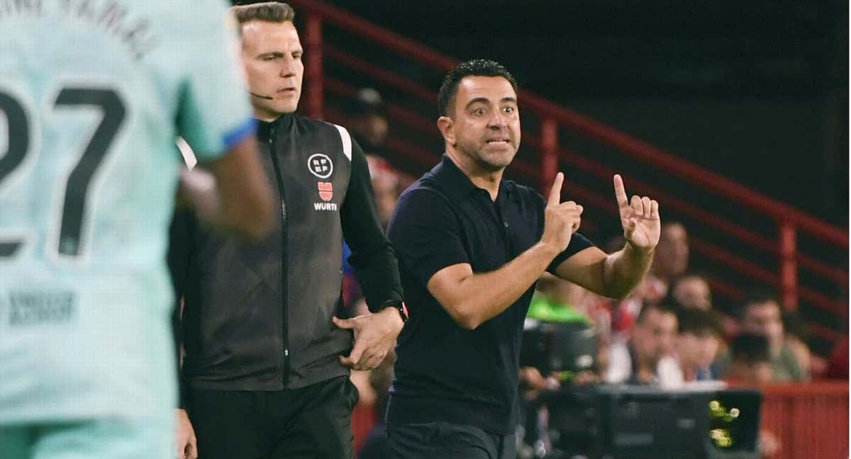 Xavi dando órdenes en el partido ante el Granda. /EFE