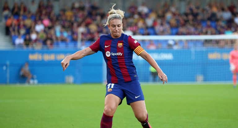 Alexia Putellas está jugando de delantera.