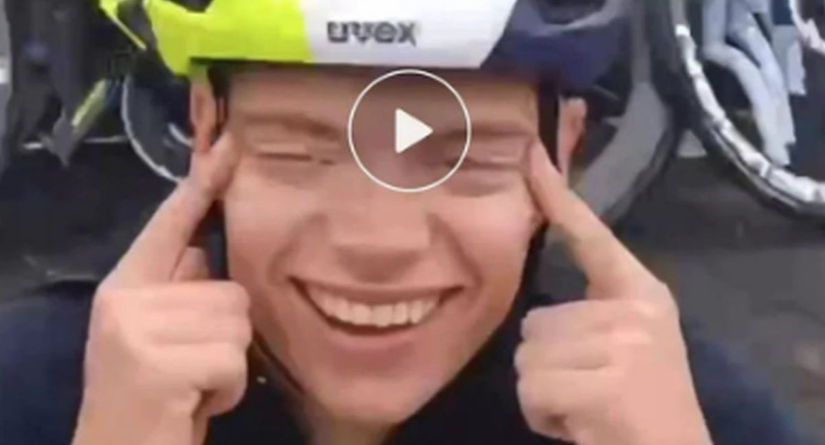 El ciclista Madis Mikhels bromea con los ojos rasgados en un entrenamiento en China.
