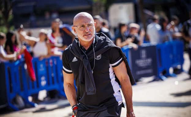 El seleccionador Luis de la Fuente, a su llegada al hotel de concentración de Sevilla.  RFEF