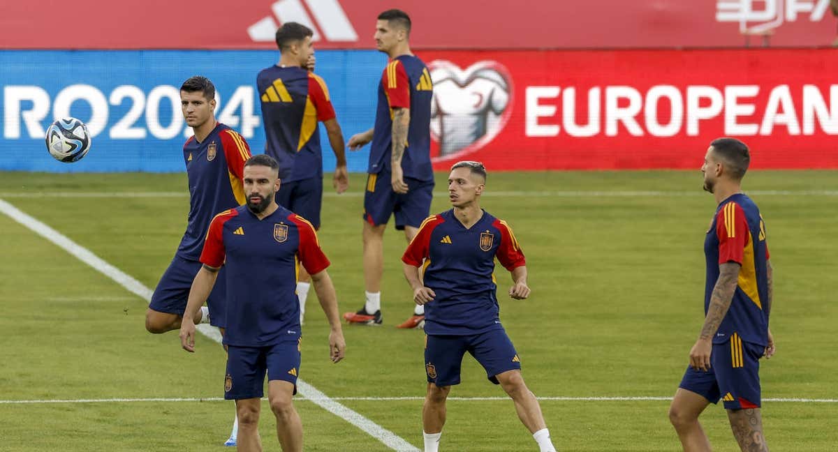 Los internacionales, en el entrenamiento previo al partido ante Escocia celebrado en La Cartuja. /EFE