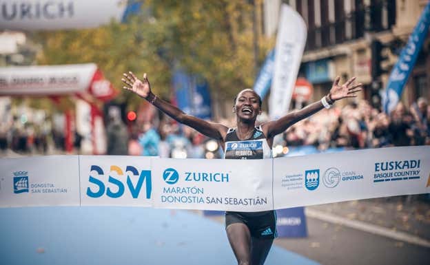 La keniana Rebbeca Sirwanei Tanui batió en 2022 el récord femenino con una marca de 2h23:09.