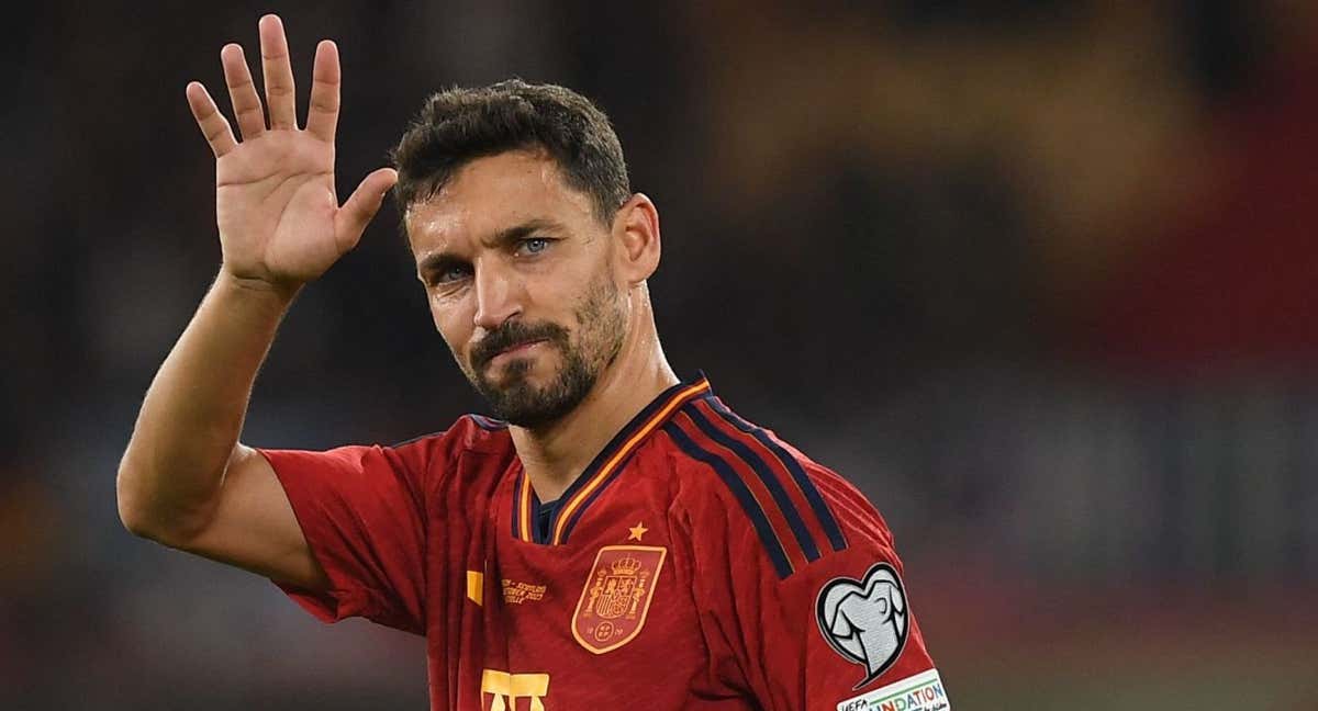 Jesús Navas saluda a la afición de La Cartuja tras la victoria ante Escocia. /AFP