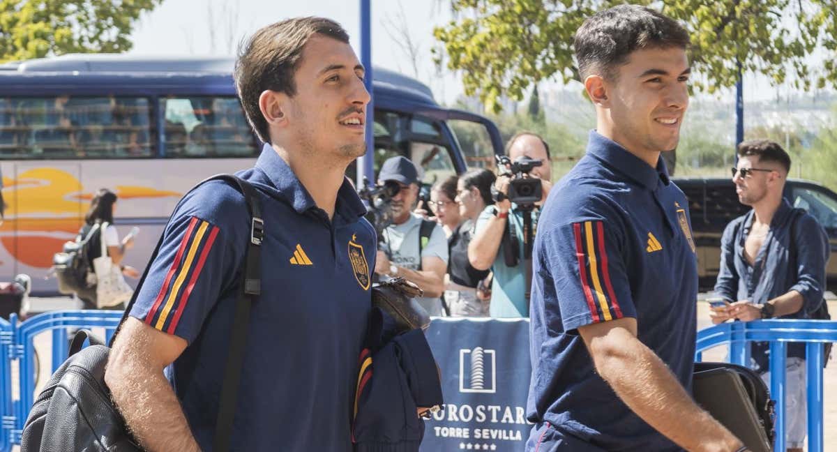 Mikel Oyarzabal (i) y Martín Zubimendi (d) a su llegada al hotel de concentración de Sevilla.. /EFE