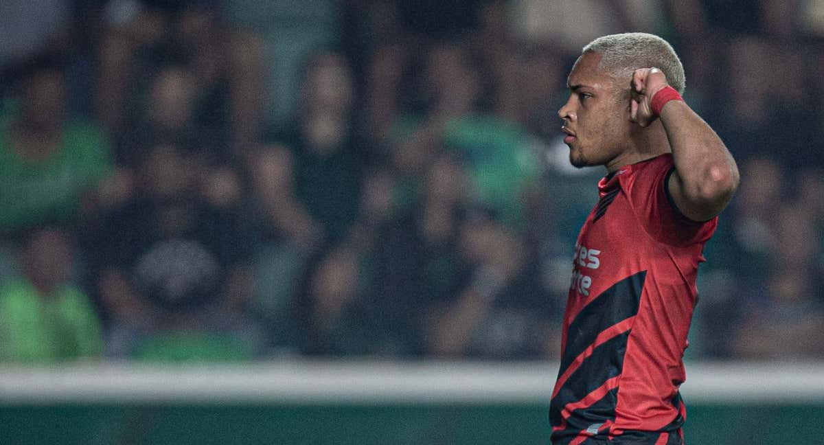Vitor Roque celebra un gol con Paranaense.