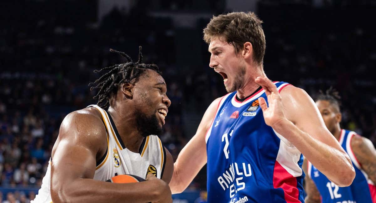 Guerschon Yabusele choca ante Pleiss en una de sus potentes penetraciones.