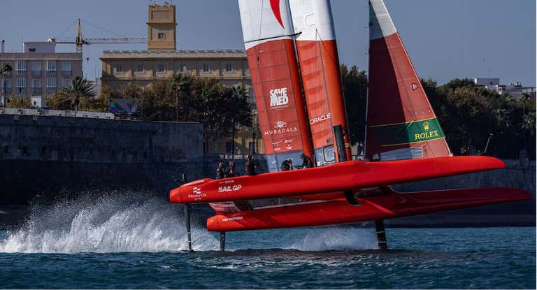 El F50 Victoria planea en aguas de Cádiz.