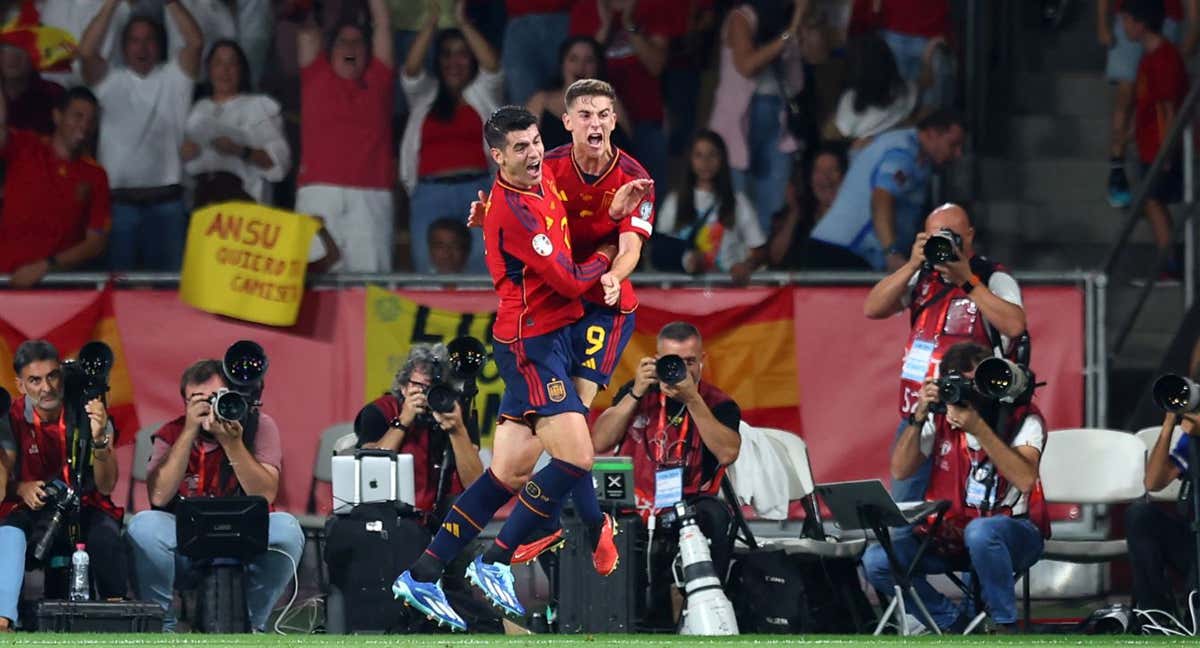 Morata y Gavi celebran el primer gol de España a Escocia tras un centro de Navas. /GETTY
