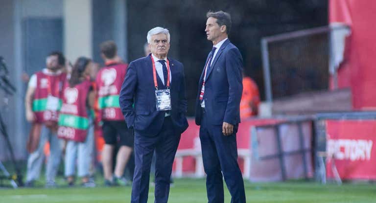 Pedro Rocha, junto a Fernando Giner en el estadio de La Cartuja.