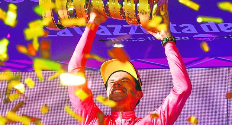 Roglic celebra el Giro de Italia.