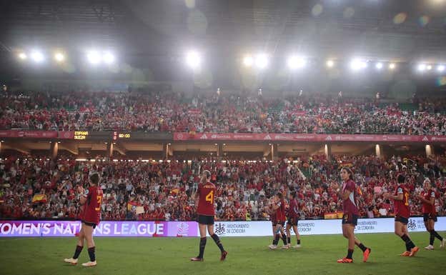 Las jugadoras de la Selección agradecen a la grada.  RFEF