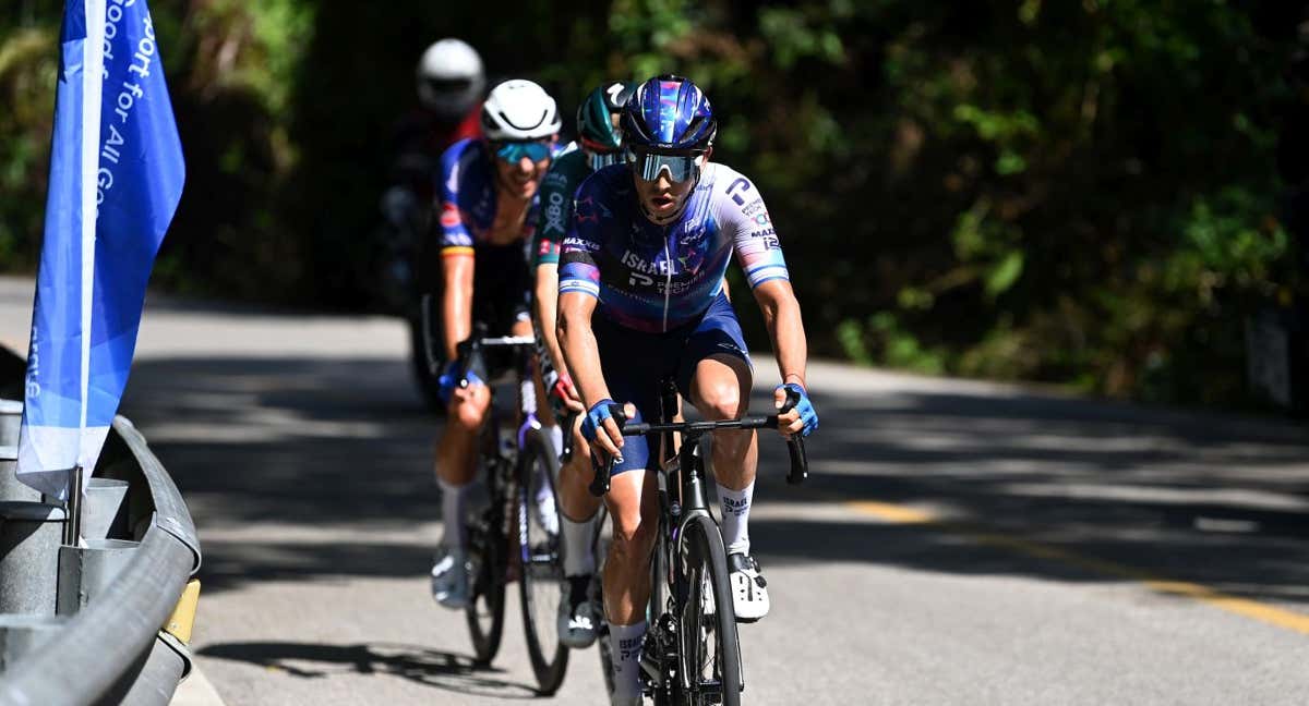 Omer Goldstein, con un pequeño brazalete negro en el brazo, durante la primera etapa del Tour de Guangxi. /