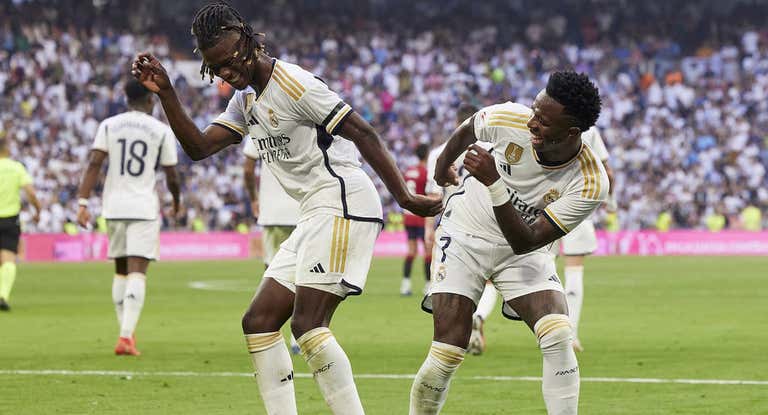 Vinicius celebra su gol ante Osasuna con Camavinga.