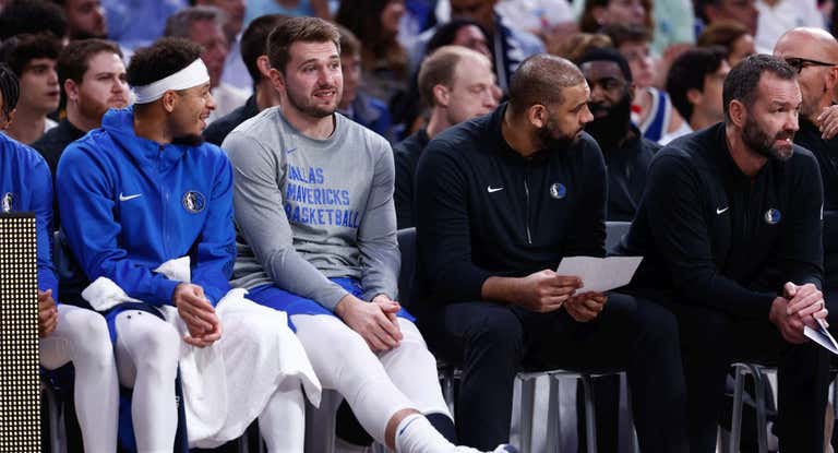 Luka Doncic, sentado en el banquillo durante el Real Madrid - Dallas Mavericks tras jugar sólo cinco minutos.