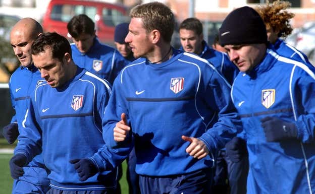 Jorge Otero, en el centro, en un entrenamiento con el Atlético.