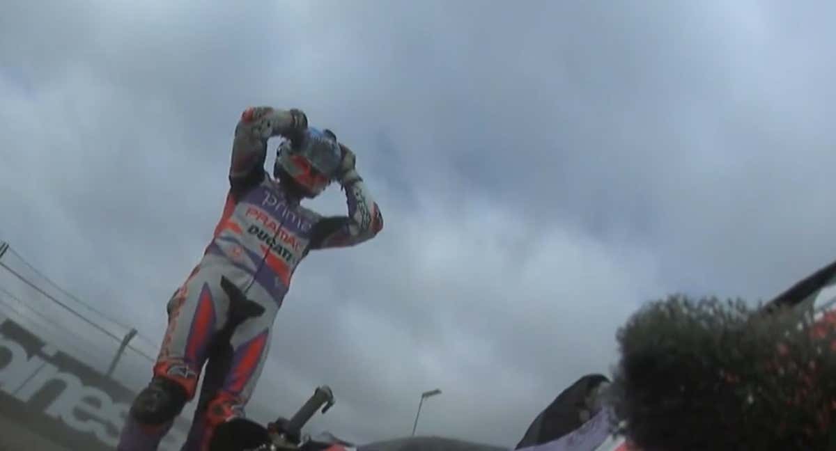 Jorge Martín se lleva las manos a la cabeza tras su caída en el GP de Indonesia 2023 mientras lideraba. /DAZN
