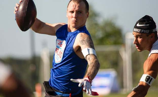 Un jugador intenta quitar las cintas al rival en un partido de la American Flat Football. Instagram