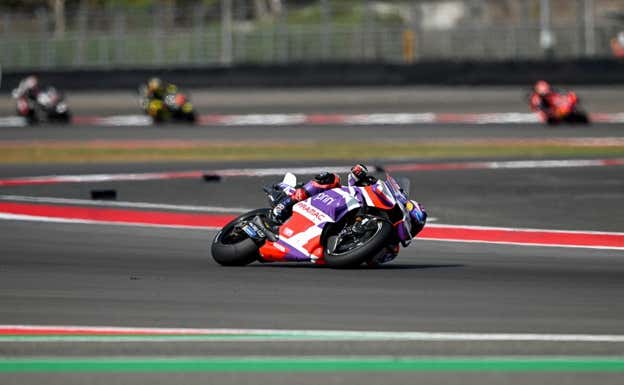 Jorge Martín, mientras lideraba la carrera del GP de Indonesia de MotoGP 2023.  AFP