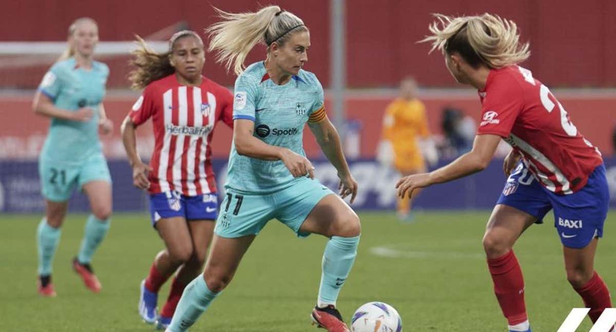 Alexia Putellas controla el balón ante la presión de Menayo en el Clásico entre el Barça y el Atlético en Alcalá de Henares. /LALIGA