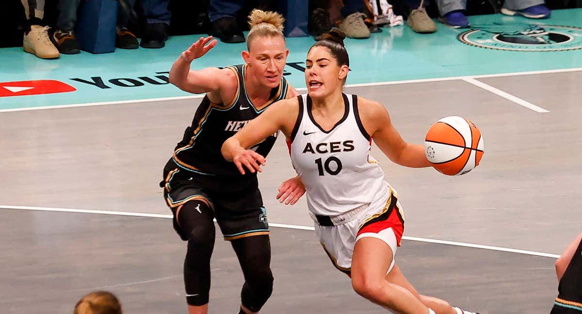 Courtney Vandersloot defiende a Kelsey Plum durante el tercer partido de las Finales de la WNBA. /AFP