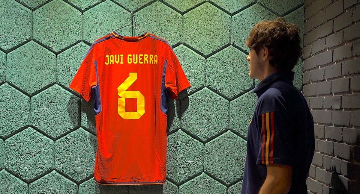 Javi Guerra con su camiseta de fondo. /RFEF.