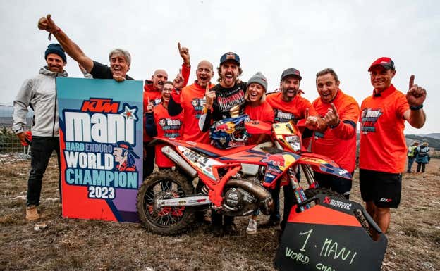 Manuel Lettenbichler, campeón de Hard Enduro 2023, con todo su equipo.  Red Bull Content Pool