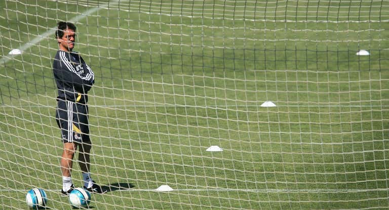 Fabio Capello dando instrucciones en el Santiago Bernabéu.