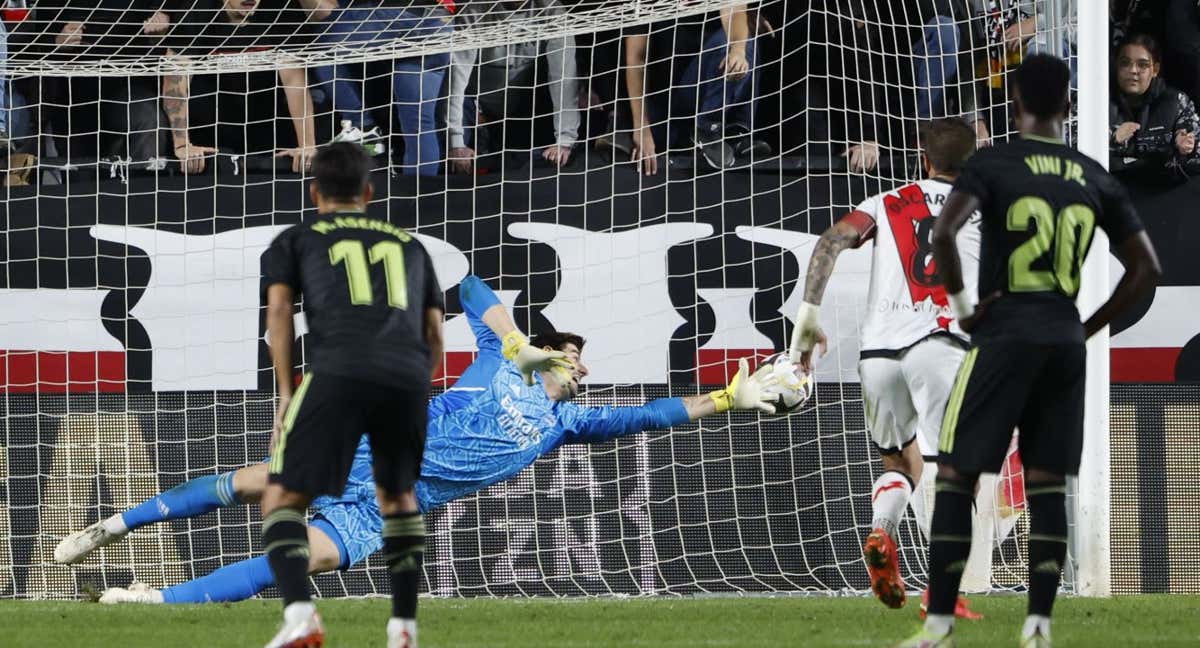 Courtois detuvo un penalti a Trejo en Vallecas que se repitió por invasión de área./EFE/Juanjo Martín