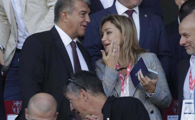 Marian Mouriño y Joan Laporta conversan antes del FC Barcelona- Celta de esta temporada.  EFE