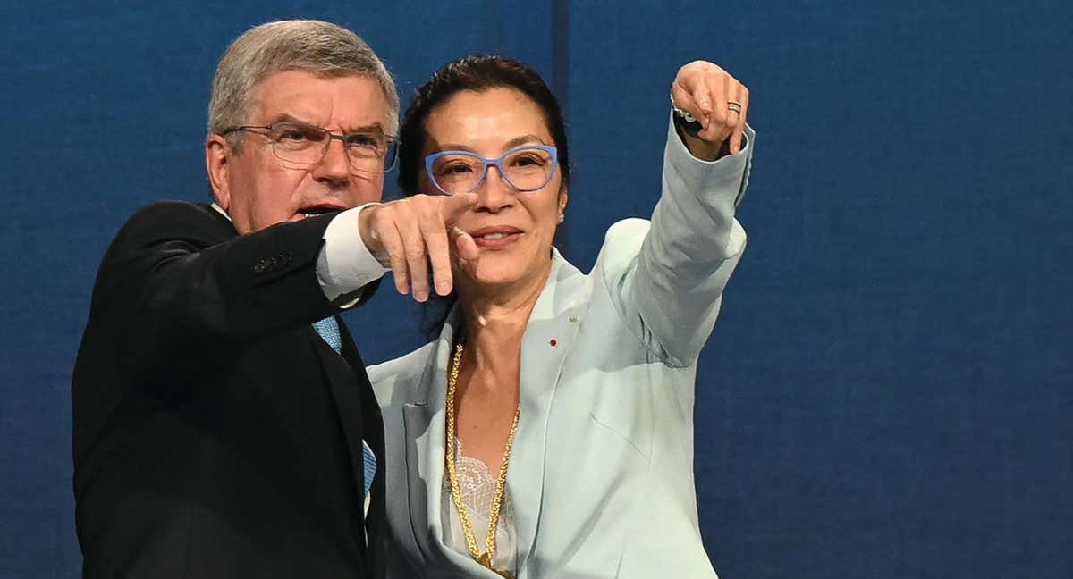 Michelle Yeoh junto al presidente del COI Thomas Bach.