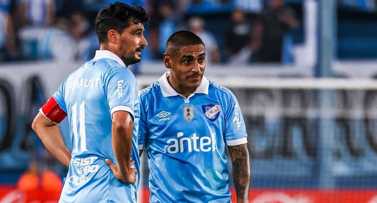 Chory Castro, luciendo el brazalete de capitán de Nacional, junto a Diego Zabala.