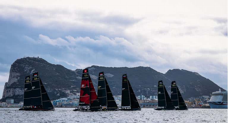 La flota de la 44 Cup navega a los pies de Gibraltar.