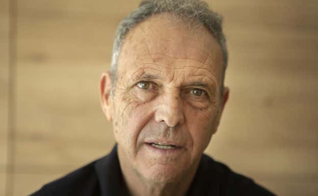 Joaquín Caparrós posa para Relevo en la Plaza de Cuba.  J. A. LAMADRID