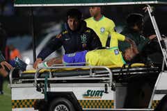 Uruguay gana a Brasil después de 22 años y Neymar se retira en camilla llorando