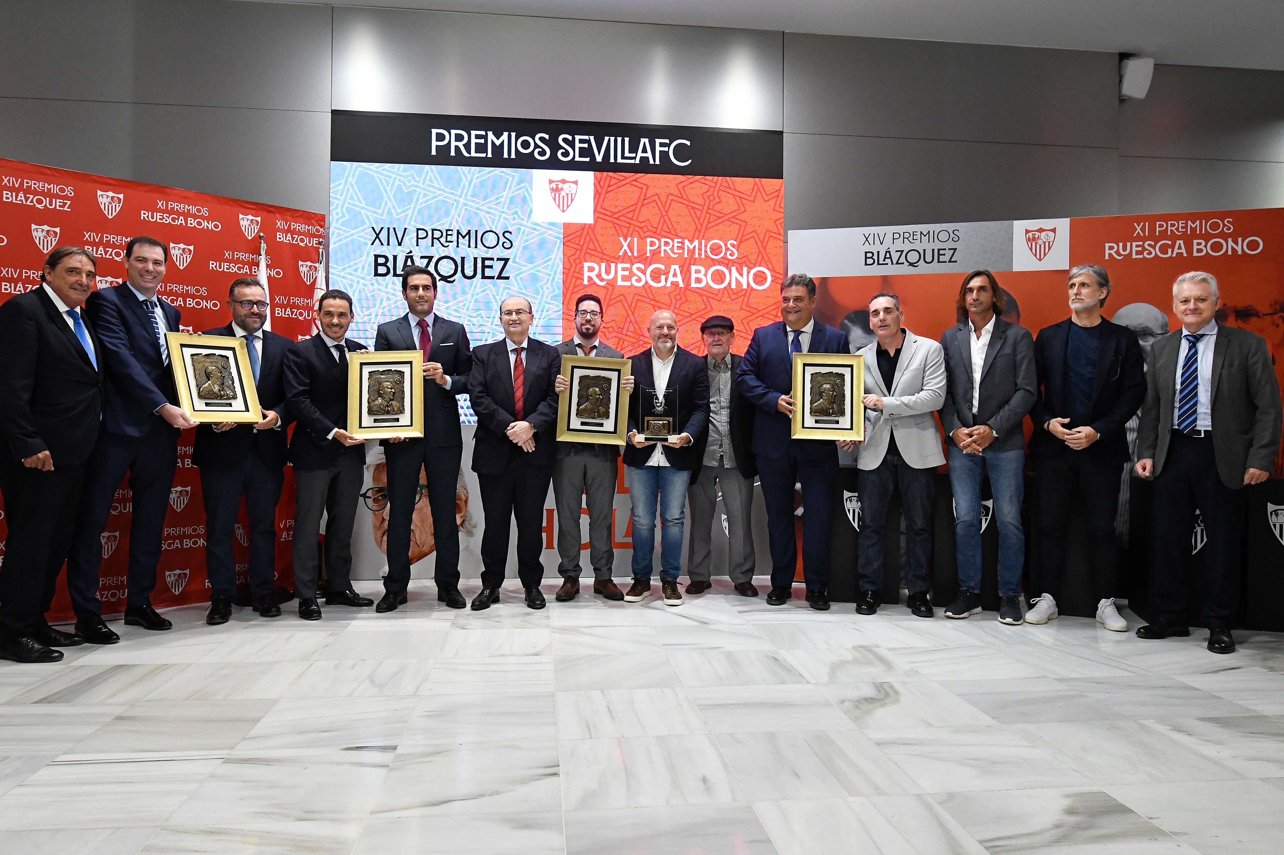 Relevo recibe el segundo premio de la XIX edición de los Premios Blázquez del Sevilla