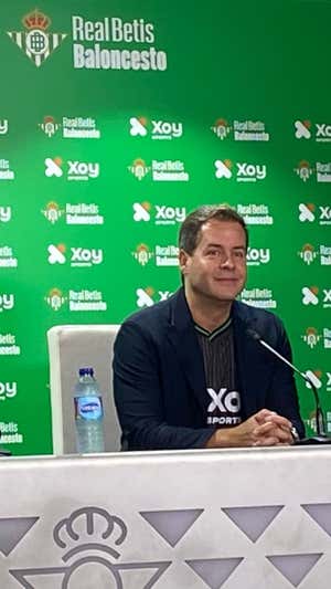 Lazo, durante el anuncio de la compra del Betis.  ARCHIVO