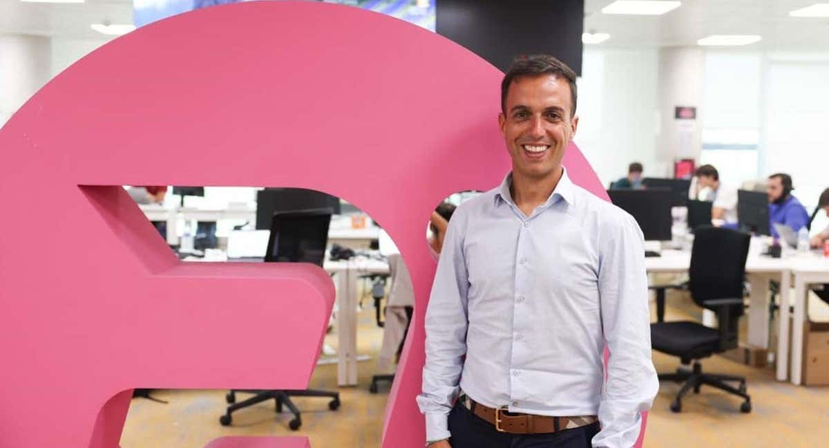 Borja Jiménez, entrenador del Lega, posa en su visita a la redacción de Relevo.