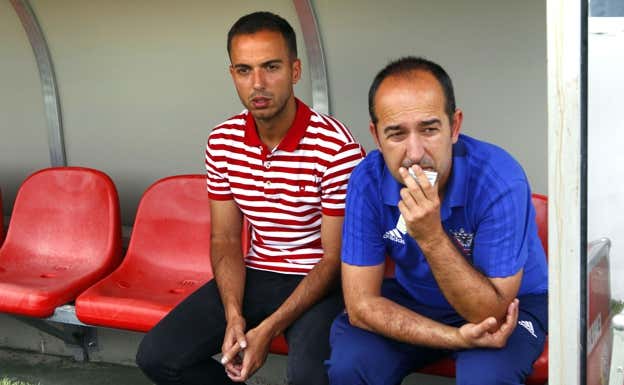 Borja Jiménez y Álex Martínez, segundo entrenador, en su etapa en el Mirandés.  A. GÓMEZ