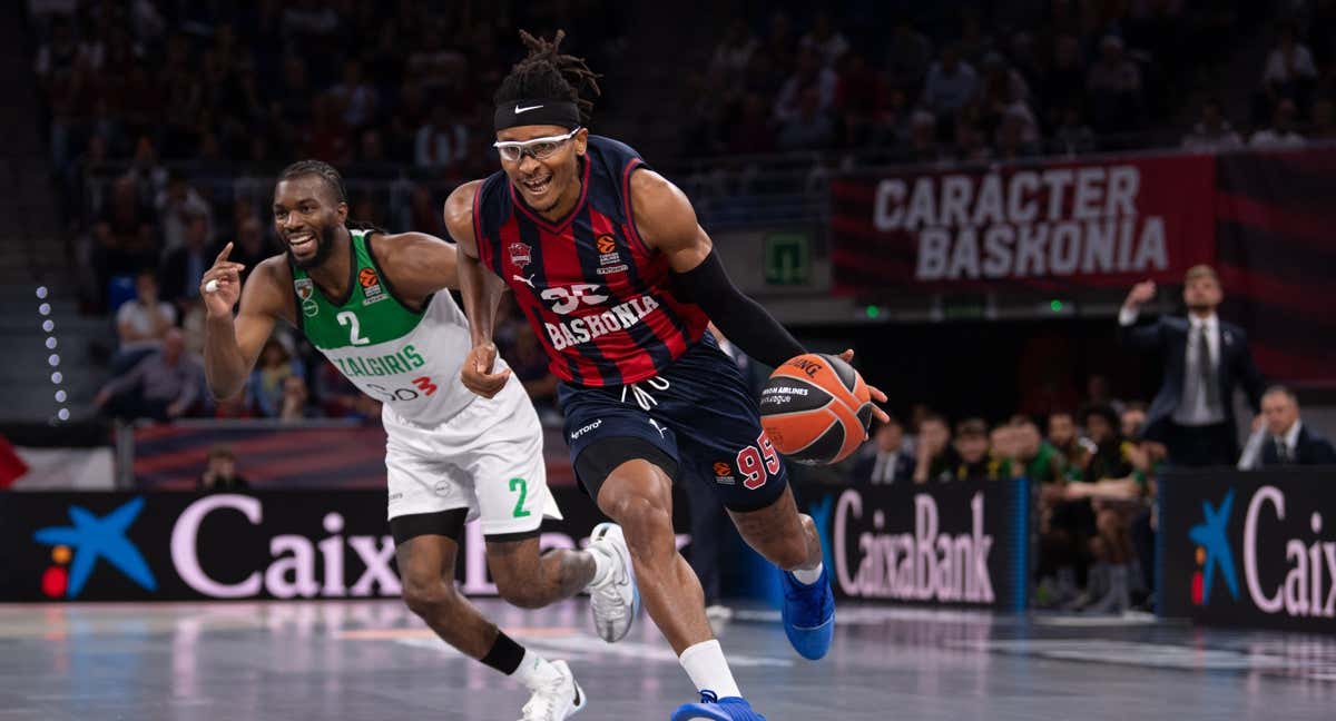 Chima Moneke ataca el aro ante la defensa de Evans.