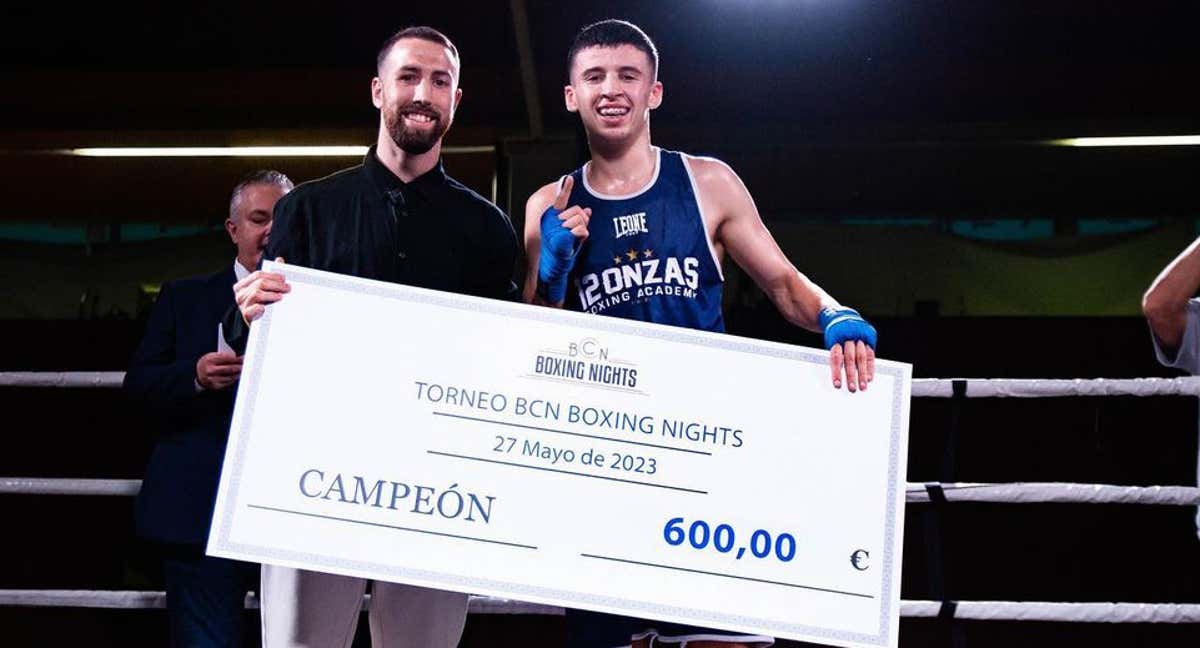 Sandor Martín y Hamza Dadaie, tras la final del torneo BCN Boxing Nights 22/23./BCN Boxing Nights