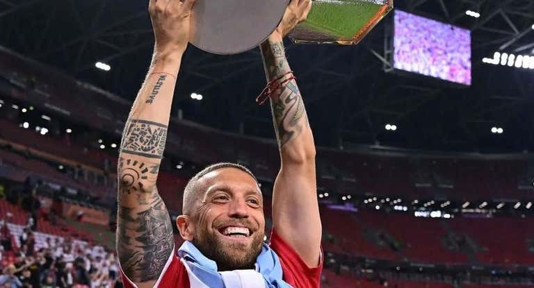 El Papu levanta la Europa League con el Sevilla.
