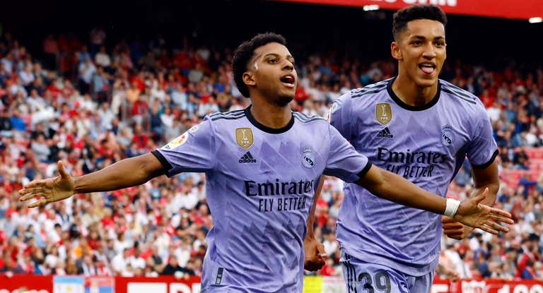Rodrygo, seguido por Álvaro Rodríguez, celebra uno de sus tantos en el Sánchez-Pizjuán.