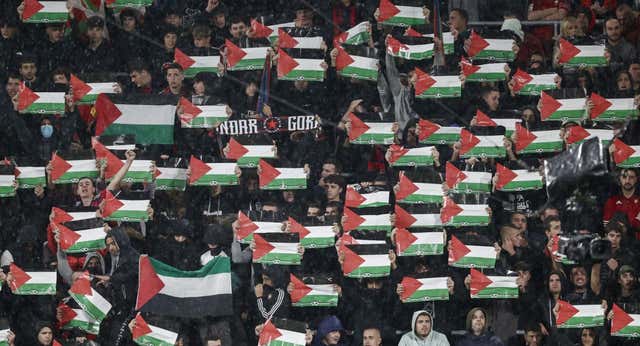 Cánticos de «Weissman, muérete» y banderas de Palestina en El Sadar